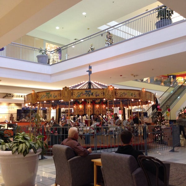 Das Foto wurde bei St. Clair Square Mall von Betty M. am 12/12/2013 aufgenommen