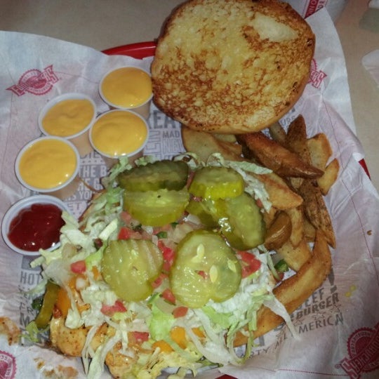 Photo taken at Fuddruckers by Amani S. on 1/31/2013