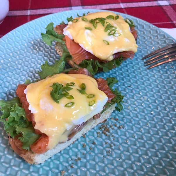 Had salmon toast breakfast it has double cream, cheese, eggs, lettuce and bread so it’s full meal. Taste wise would be perfect if they put smoked salmon Instead of plain one.