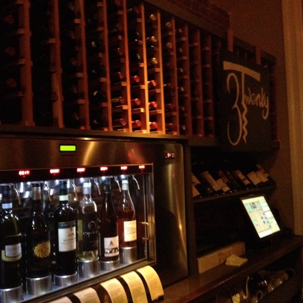 Foto tirada no(a) 3Twenty Wine Lounge por Yura L. em 12/8/2013