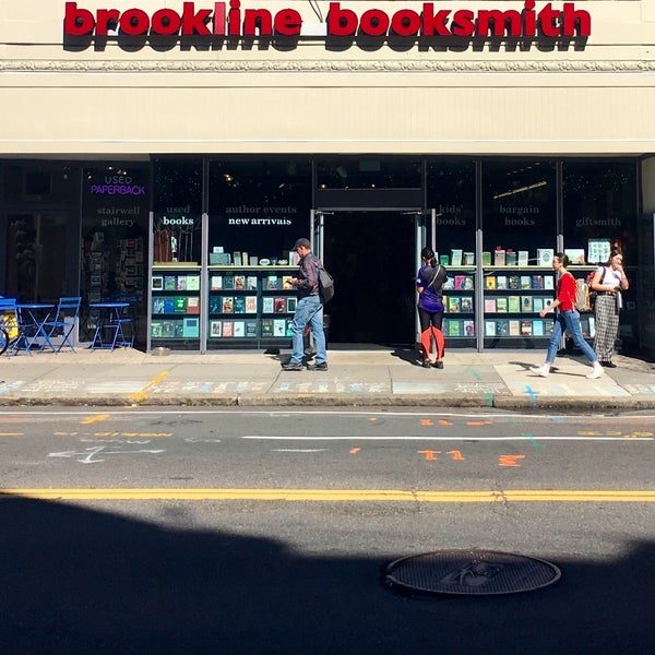 Снимок сделан в Brookline Booksmith пользователем Iva R. 9/28/2019