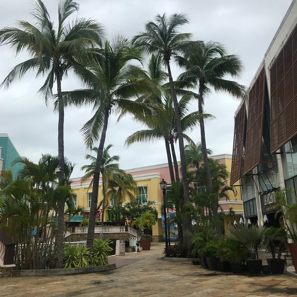 รูปภาพถ่ายที่ La Isla Acapulco Shopping Village โดย BereGaby G. เมื่อ 6/27/2021