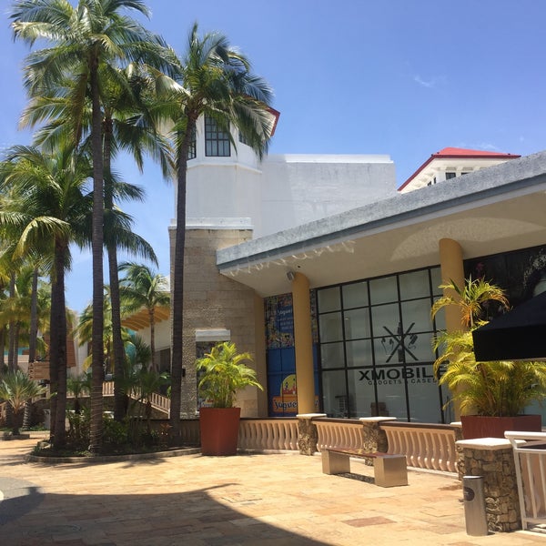 Foto diambil di La Isla Acapulco Shopping Village oleh BereGaby G. pada 7/22/2020