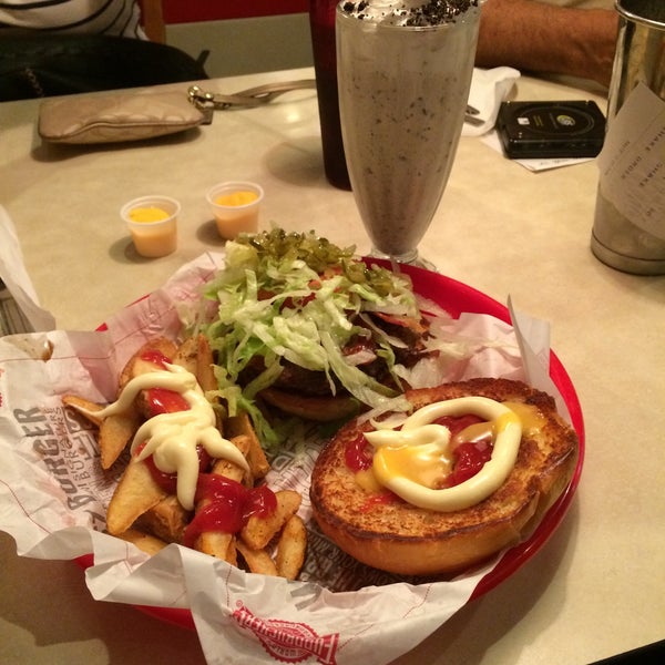 Photo taken at Fuddruckers by Carlos L. on 5/18/2015