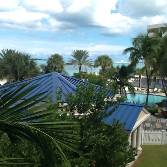 10/18/2012 tarihinde Ramon L.ziyaretçi tarafından Melia Nassau Beach - Main Pool'de çekilen fotoğraf