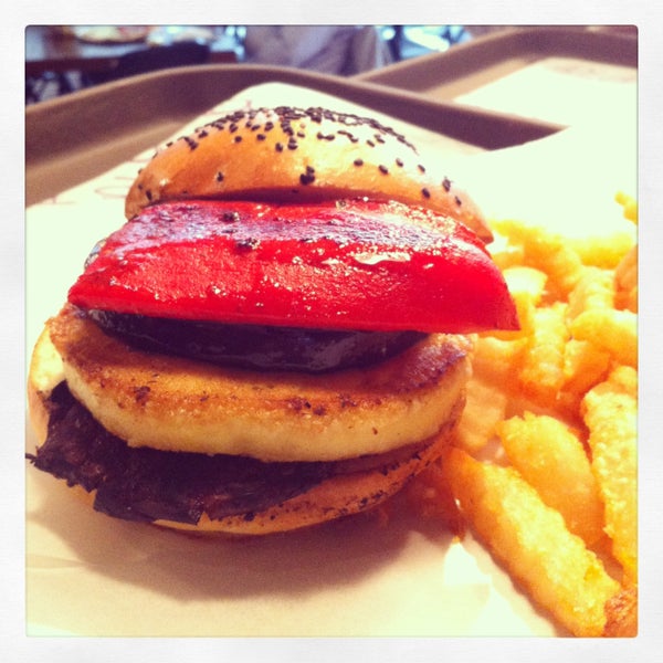 Prueben la nueva veggie burger! Portobello al balsámico, provoleta, berenjena y pimiento rojo! Muy rica