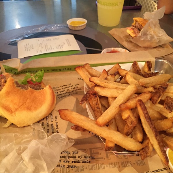 9/8/2015 tarihinde Francisco F.ziyaretçi tarafından BurgerFi'de çekilen fotoğraf