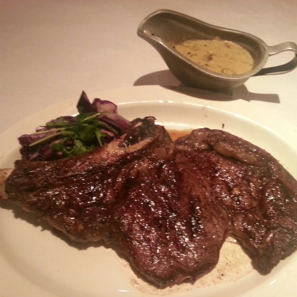 Foto scattata a Charley&#39;s Steak House &amp; Seafood Grille da Jean M. il 12/15/2014