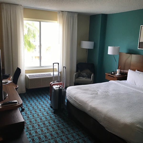 Das Foto wurde bei Fairfield Inn &amp; Suites by Marriott Orlando Lake Buena Vista in the Marriott Village von Scott am 1/27/2017 aufgenommen