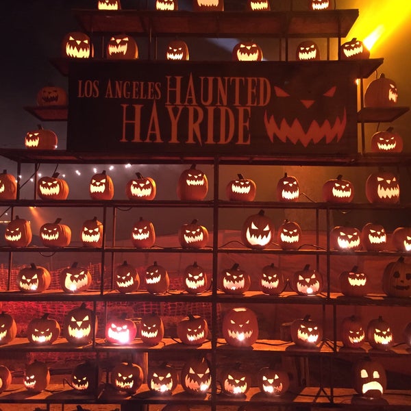 รูปภาพถ่ายที่ Los Angeles Haunted Hayride โดย Nick J. เมื่อ 10/28/2016
