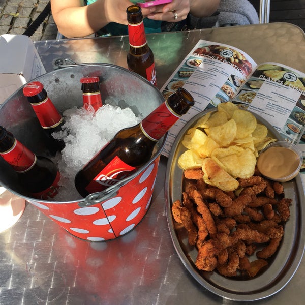 Pzt, Salı ve Çrş günleri 'Dias de Lagrimas, promosyonu ile 6 şişe bira ile tavuk nugget ve cips 6.50 euro. AVM'nin arka tarafında, denize sıfır masaları var.