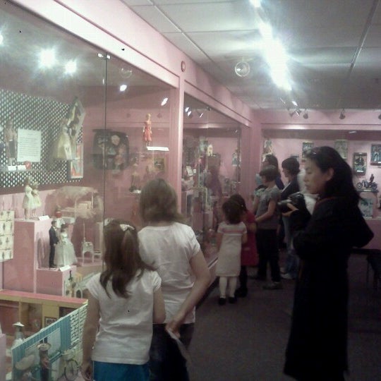 10/13/2012 tarihinde Christina D.ziyaretçi tarafından The National Museum of Toys and Miniatures'de çekilen fotoğraf