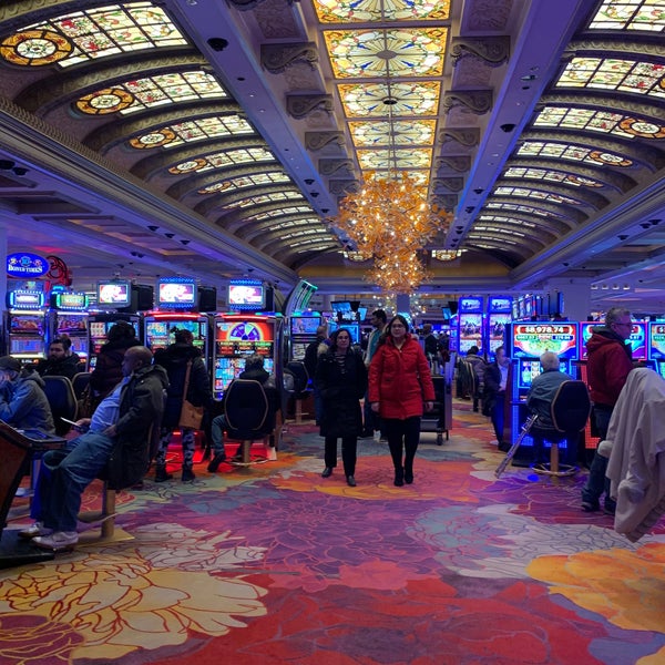 Foto diambil di Fallsview Casino Resort oleh Izzy pada 2/17/2020