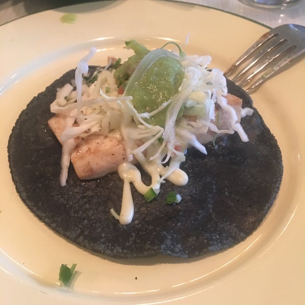 En qué mundo esto es un taco de pescado estilo Ensenada?? Nací y viví 18 años ahí y en ningún momento o lugar esto es estilo Ensenada, su tostada de erizo también es malísima.