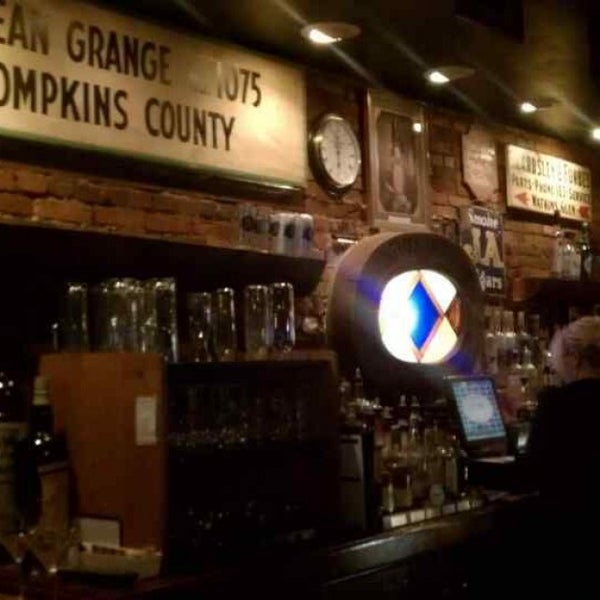Das Foto wurde bei Rogues&#39; Harbor Inn, Restaurant &amp; Brewing von Gloria R. am 10/13/2013 aufgenommen
