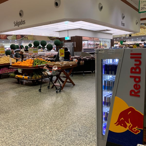 รูปภาพถ่ายที่ Sonda Supermercados โดย Rafael C. เมื่อ 5/13/2019
