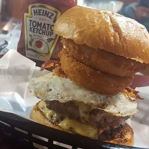 Foto scattata a Pit&#39;s Burger da Williams M. il 8/13/2016