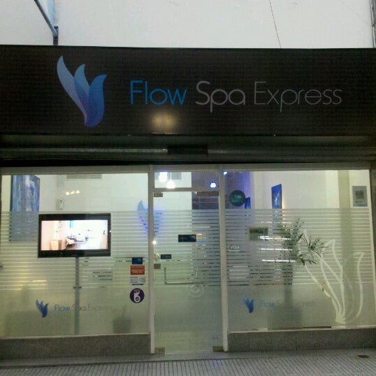 Foto tirada no(a) Flow Spa Express por Veronica B. em 1/16/2013
