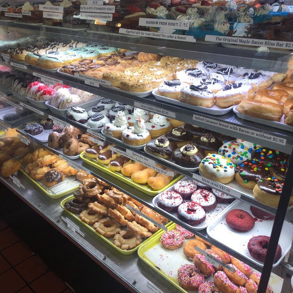 Foto tomada en DK&#39;s Donuts and Bakery  por Kristin G. el 2/2/2020