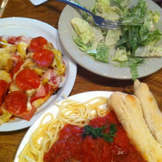 4/14/2012 tarihinde Ms. Leigh @.ziyaretçi tarafından Georgio&#39;s Pizza'de çekilen fotoğraf