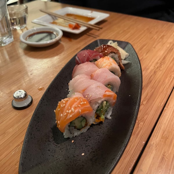 Foto diambil di Sushi Den oleh Joanne P. pada 2/10/2023