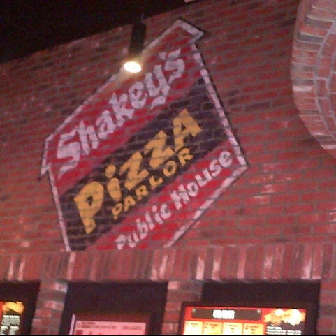 Foto tirada no(a) Shakey&#39;s Pizza Parlor por Joy I. em 4/18/2014