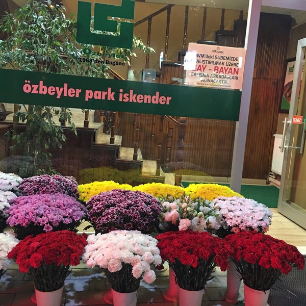 Photo taken at Özbeyler Park İskender by Muzaffer Ş. on 9/20/2016