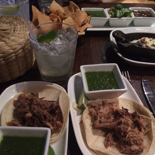 5/5/2015 tarihinde Lauren H.ziyaretçi tarafından Barrio Tequila Bar'de çekilen fotoğraf