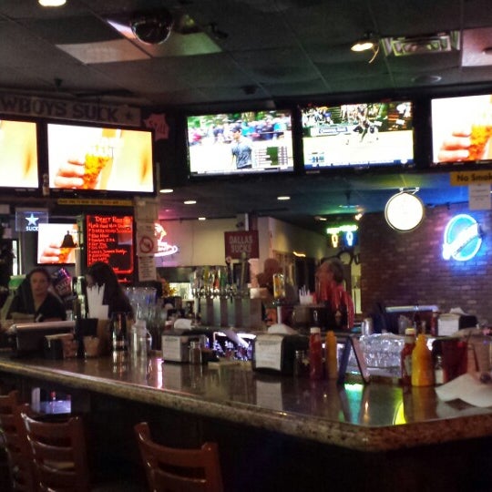 Снимок сделан в Duke&#39;s Sports Bar &amp; Grill пользователем Laura K. 7/20/2014