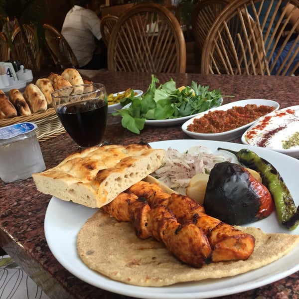Das Foto wurde bei Paşa Ocakbaşı Restoran von Etem Pullu am 8/18/2017 aufgenommen