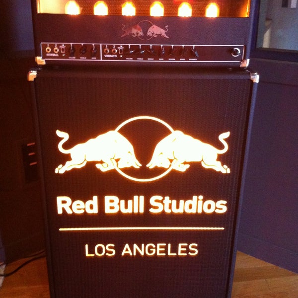 Das Foto wurde bei Red Bull Media House HQ von Emily V. am 4/24/2013 aufgenommen