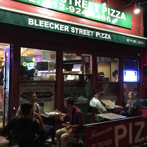9/17/2016 tarihinde Irma D.ziyaretçi tarafından Bleecker Street Pizza'de çekilen fotoğraf