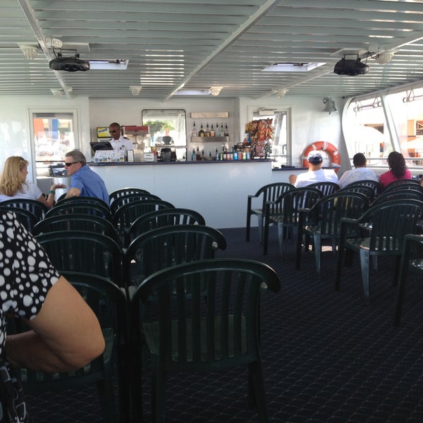Foto tirada no(a) Island Queen Cruise por Sherry M. em 5/8/2013