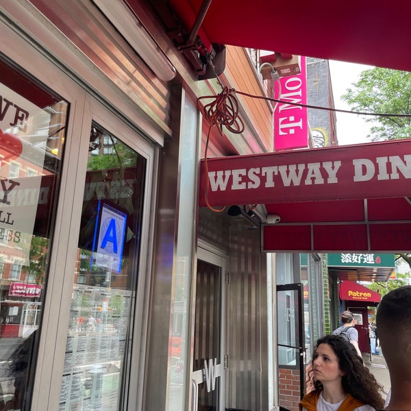 Foto tomada en Westway Diner  por Sherry M. el 5/28/2022