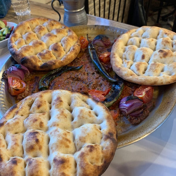 Foto scattata a Pöç Kasap ve Restaurant da Fatma A. il 5/27/2022