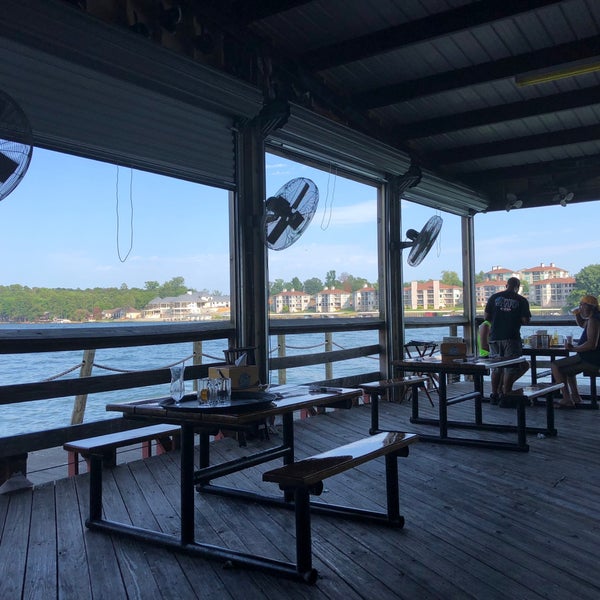 Foto tomada en Fisherman&#39;s Wharf Seafood and Steakhouse  por Liz W. el 7/21/2018