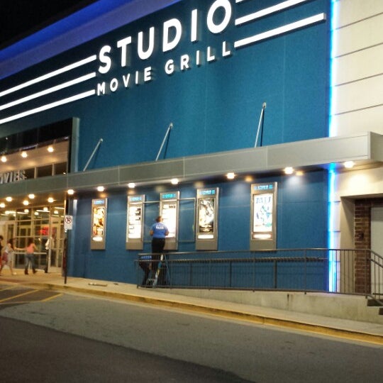 Photo taken at Studio Movie Grill Holcomb Bridge by Marvin S. on 6/14/2013