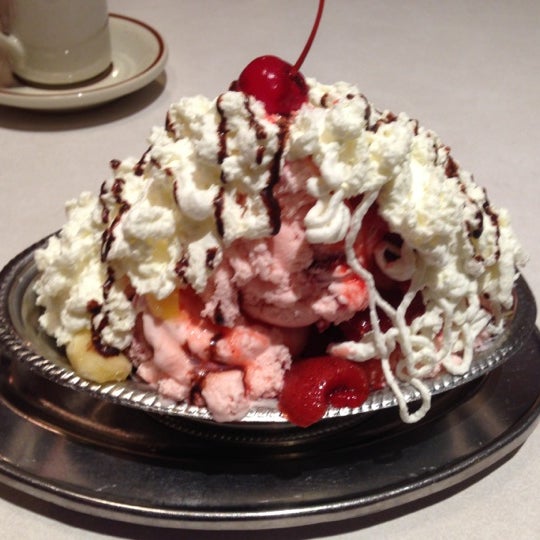 รูปภาพถ่ายที่ Cabot&#39;s Ice Cream &amp; Restaurant โดย Keith B. เมื่อ 10/27/2012
