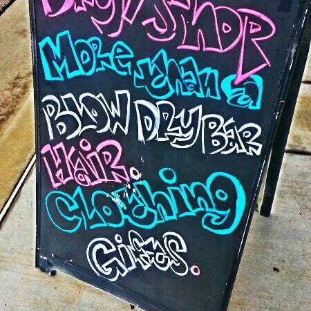 Одежда на вешалке после прачечной. Dry shop. Европейский прачный магазин. Dry go салон красоты. Dry clean.