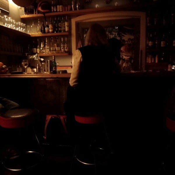 5 часов бар красноярск. Бар 5 часов. Бар 5 часов. Бар бухта синяя чайка красноярск. Женщина пират бар.