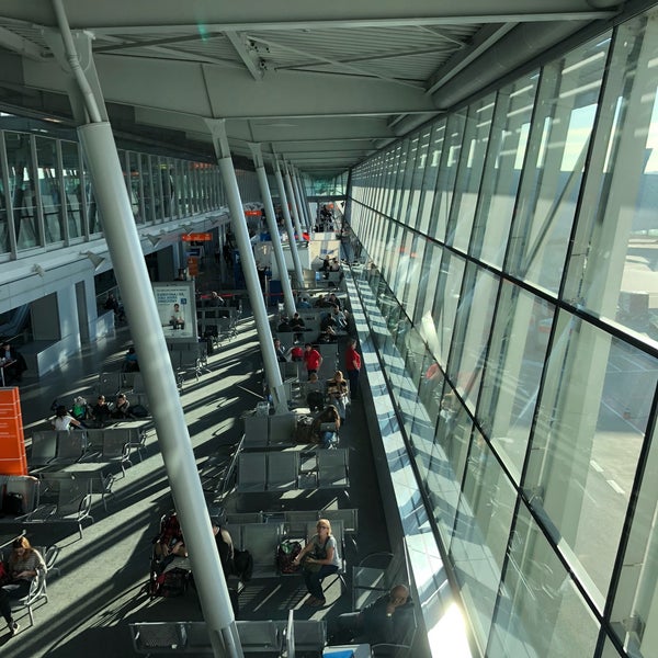 Foto tirada no(a) Aeroporto Frédéric Chopin de Varsóvia (WAW) por 🦊 Fox em 1/8/2018