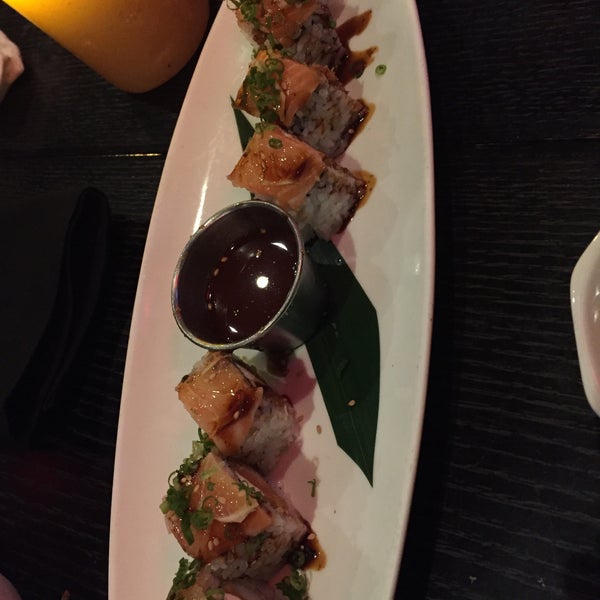 Foto scattata a Harney Sushi da Tina T. il 11/14/2015
