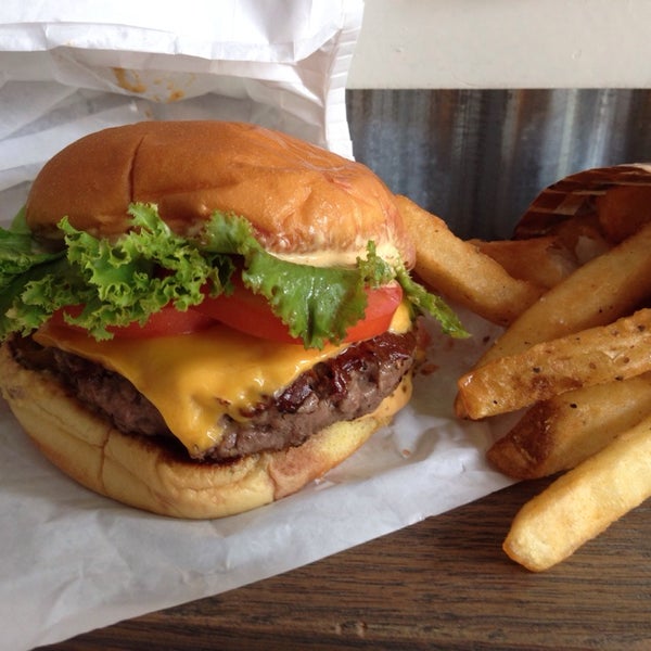 Foto scattata a Burger Heights da Sofrito i. il 8/16/2014