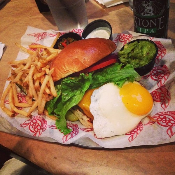 Foto tomada en Burger &amp; Beer Joint  por John D. el 6/17/2014