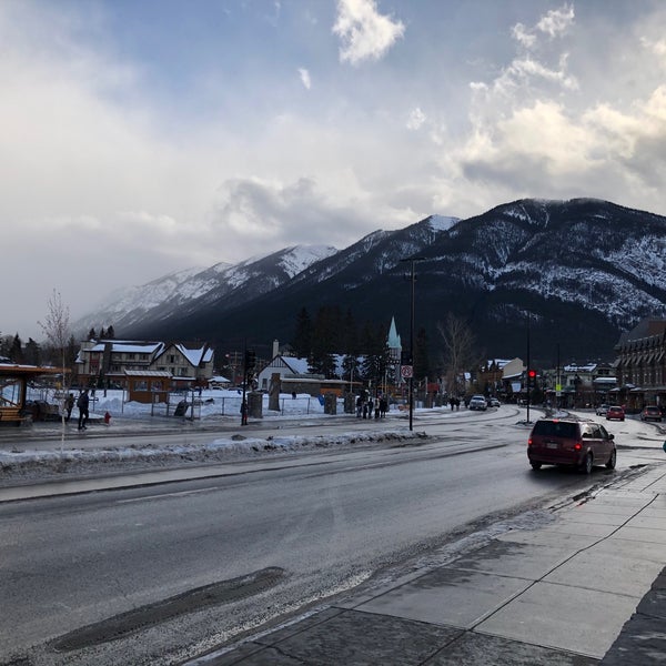 Foto diambil di Town of Banff oleh Khalooid pada 2/22/2020