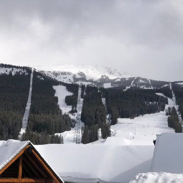 2/24/2020 tarihinde Khalooidziyaretçi tarafından Lake Louise Ski Area &amp; Mountain Resort'de çekilen fotoğraf