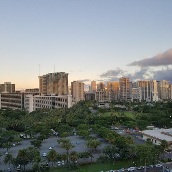 12/25/2017에 Steve D.님이 Embassy Suites by Hilton Waikiki Beach Walk에서 찍은 사진