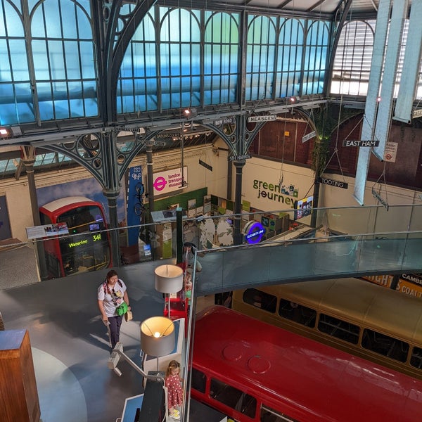 รูปภาพถ่ายที่ London Transport Museum โดย Márk M. เมื่อ 8/26/2022