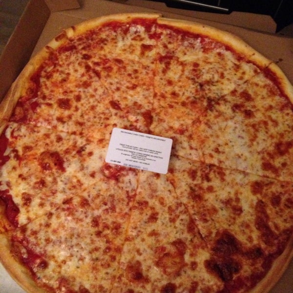 8/22/2014にwillouがNot Ray&#39;s Pizzaで撮った写真