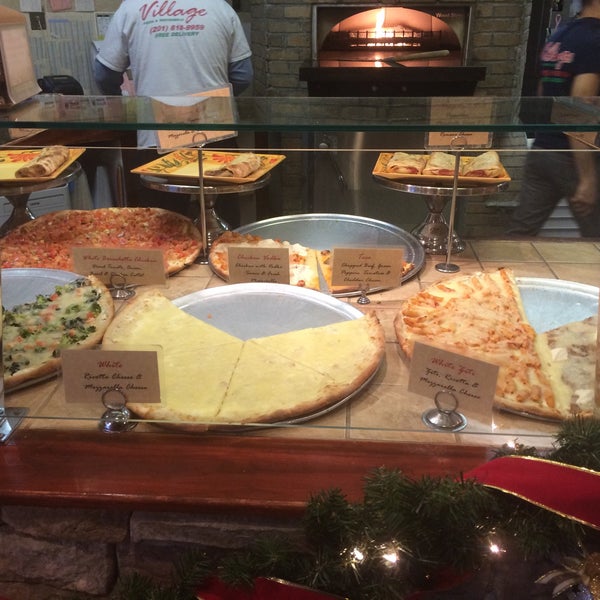 Foto tomada en Village Pizza &amp; Pasta  por Where&#39;s J. el 12/22/2014